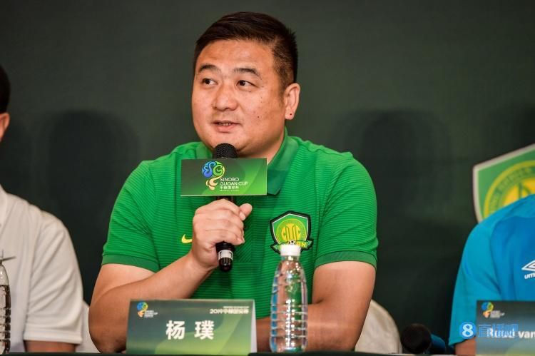 其实她那么讨厌顾夜白，本来压根没打算穿的，甚至都在公司重新挑了一件礼服，可是临走之前，她的手像是不受自控了一般，鬼使神差的提走了顾夜白买下的这件礼服，那一刻自己心里在想什么，连她自己都不清楚，反正整个人都懵惜的